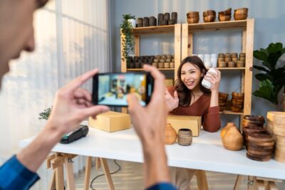 Geschäftsbetreiberin zeichnet Video für ihre Unternehmens Social Media Kanäle auf