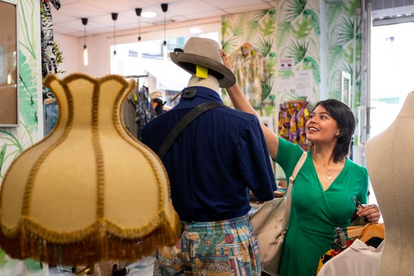 Frau kauft in Second Hand Geschäft ein