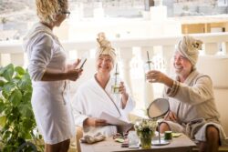 älteres Ehepaar stosst auf den Tag im Day Spa an