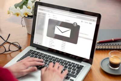 Händler verschickt E-Mail Newsletter an seine Kundschaft