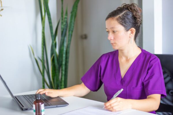 Inhaberin eines Massagesalons überprüft ihren ETRON onRetail Onlineshop auf neue Termine