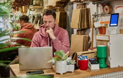 Unternehmer aktualisiert sein Google Unternehmensprofil