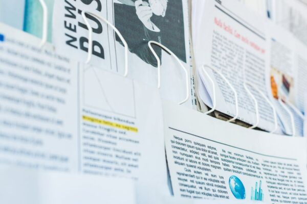 Nahaufnahme diverser Zeitschriften