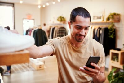 Inhaber eines Geschäftes verbreitet eine neue Aktion auf seinem WhatsApp Unternehmenschat