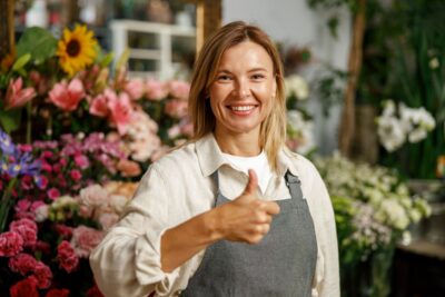 Floristin erfüllt alle Anforderungen an ein Google Business Profil und zeigt Daumen nach oben