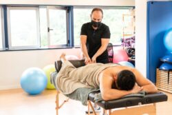 geschulter Masseur massiert Sportler nach Training