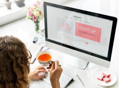 Unternehmerin erstellt ihre Website