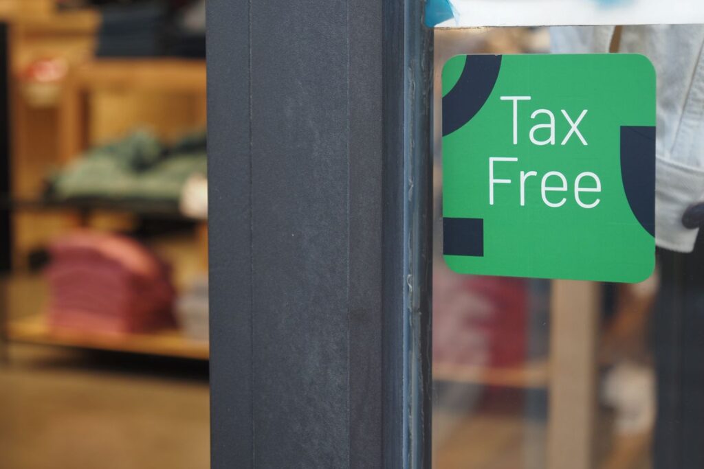 "Tax Free" Sticker auf der Eingangstüre eines Geschäftes